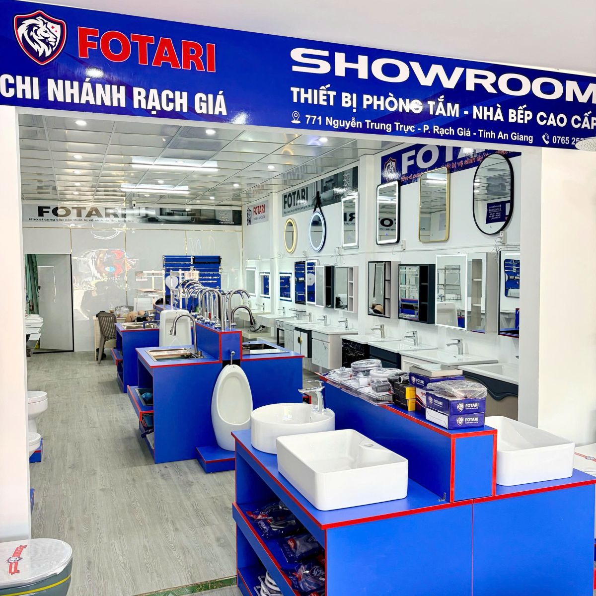Tại trung tâm Rạch Giá, Showroom Thiết Bị Phòng Tắm Fotari được xây dựng như một không gian trải nghiệm dành cho những ai yêu sự chỉn chu trong từng chi tiết. Không ồn ào, không rườm rà – Fotari mang đến cảm giác tinh gọn, hiện đại và đầy cảm hứng cho việc nâng cấp phòng tắm của mỗi gia đình.  Không chỉ là nơi trưng bày – mà là nơi bạn cảm nhận  Đến với Fotari Rạch Giá, khách hàng được trực tiếp chạm tay và trải nghiệm những sản phẩm nổi bật:  Sen tắm – vòi lavabo – củ sen nóng lạnh thiết kế tối giản nhưng chắc chắn.  Bồn cầu nguyên khối Nano Ceramic, chống bám bẩn, dễ vệ sinh.  Bồn tắm – lavabo – tủ kệ với độ hoàn thiện cao, phù hợp nhiều phong cách nội thất.  Phụ kiện phòng tắm inox 304 bền bỉ với thời gian.  Mỗi sản phẩm đều được trưng bày theo từng khu vực giúp khách dễ hình dung tổng thể, từ chất liệu, màu sắc cho đến công năng.  Thiết kế hiện đại – Dịch vụ tận tâm  Showroom được bố trí theo phong cách mở, ánh sáng và chất liệu được chọn lọc kỹ để tôn lên vẻ đẹp thật của từng sản phẩm. Đội ngũ tư vấn tại Fotari Rạch Giá hiểu sản phẩm, am hiểu công năng và luôn tôn trọng nhu cầu riêng của từng khách hàng.  Fotari không ép chọn – Fotari giúp bạn tìm ra sản phẩm phù hợp nhất cho không gian của mình.  Cam kết chất lượng – Hậu mãi rõ ràng  Bảo hành chính hãng minh bạch  Lắp đặt nhanh chóng, đúng kỹ thuật  Hỗ trợ kỹ thuật về sau khi cần thiết  Chế độ đổi trả theo tiêu chuẩn của Fotari  Fotari Rạch Giá – Nơi mọi chi tiết đều được chăm chút  Nếu bạn đang tìm kiếm thiết bị phòng tắm bền – đẹp – chuẩn thẩm mỹ hiện đại, Showroom Fotari Rạch Giá sẽ là điểm đến đáng tin cậy. Mỗi lựa chọn tại đây đều hướng đến việc nâng tầm trải nghiệm phòng tắm, tạo nên một không gian tiện nghi và thư giãn đúng nghĩa.