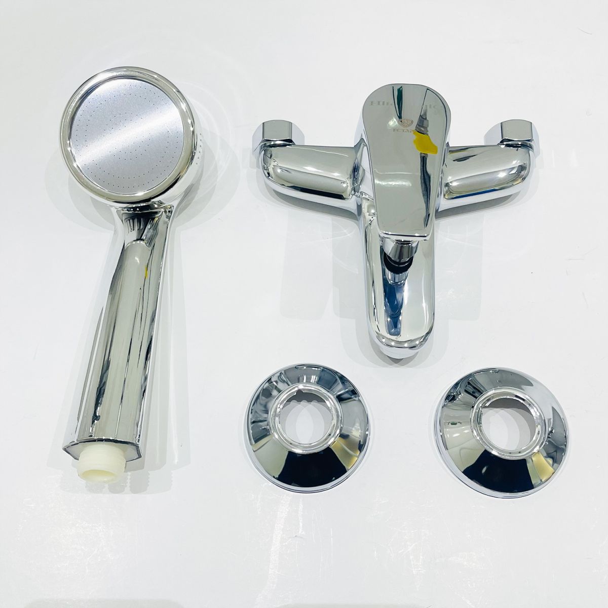 Củ sen tắm nóng lạnh Fotari F-2006 