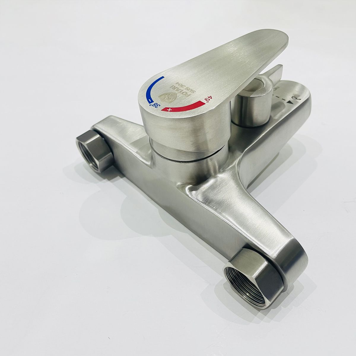 Củ sen tắm nóng lạnh Fotari F-2010