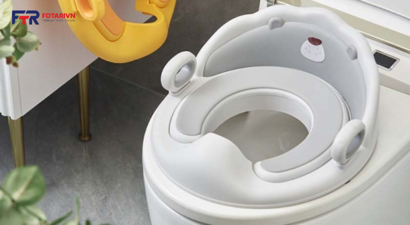 Cách lắp ghế thu nhỏ lên bồn cầu người lớn