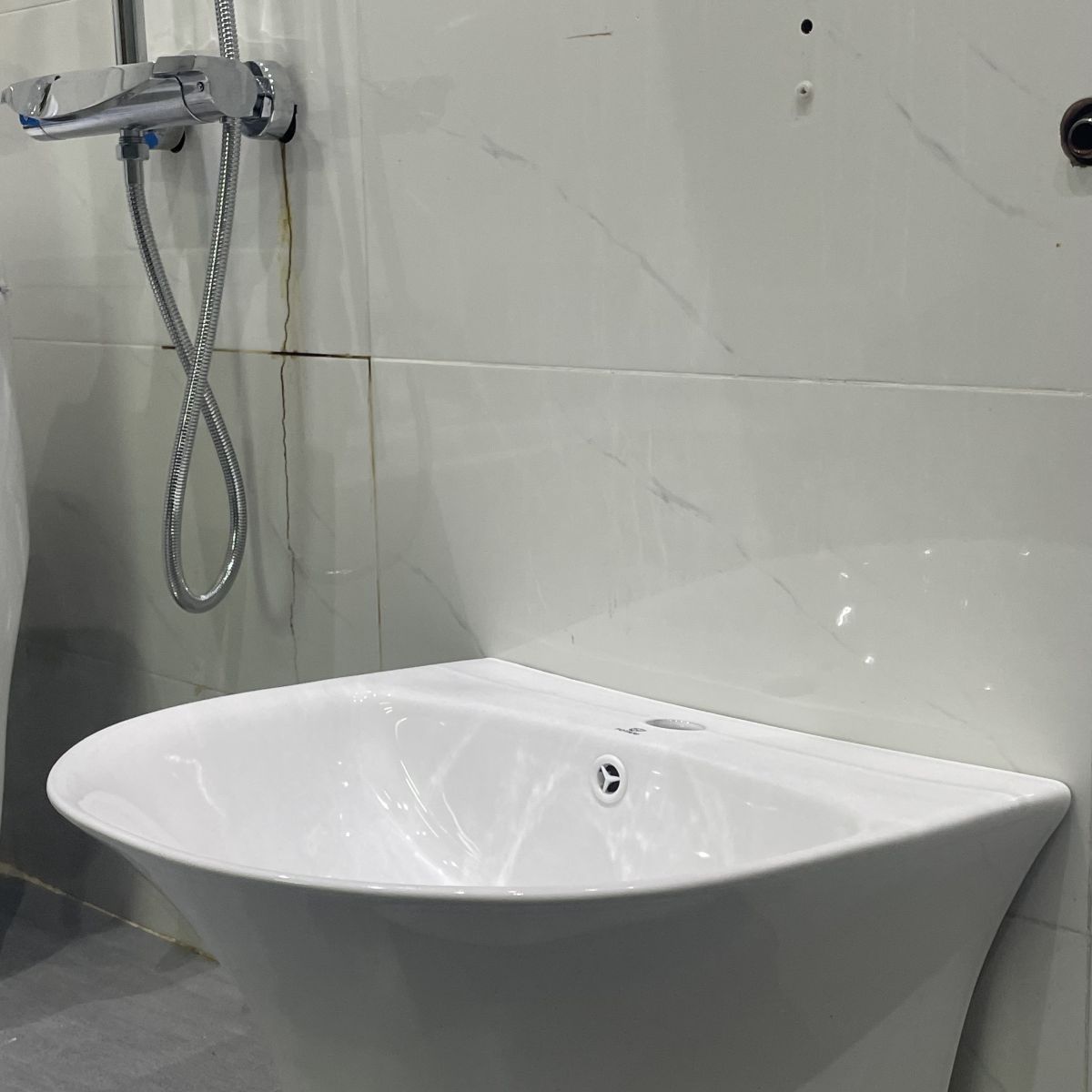 Lavabo Treo Tường Nguyên Khối Fotari H-882 18