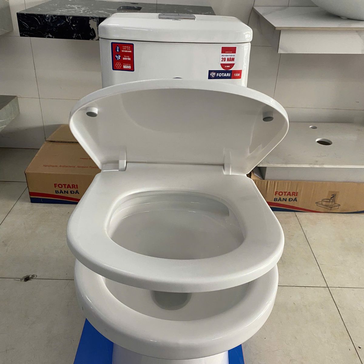 Ảnh chụp thực tế bồn cầu sứ liền khối 1330 3