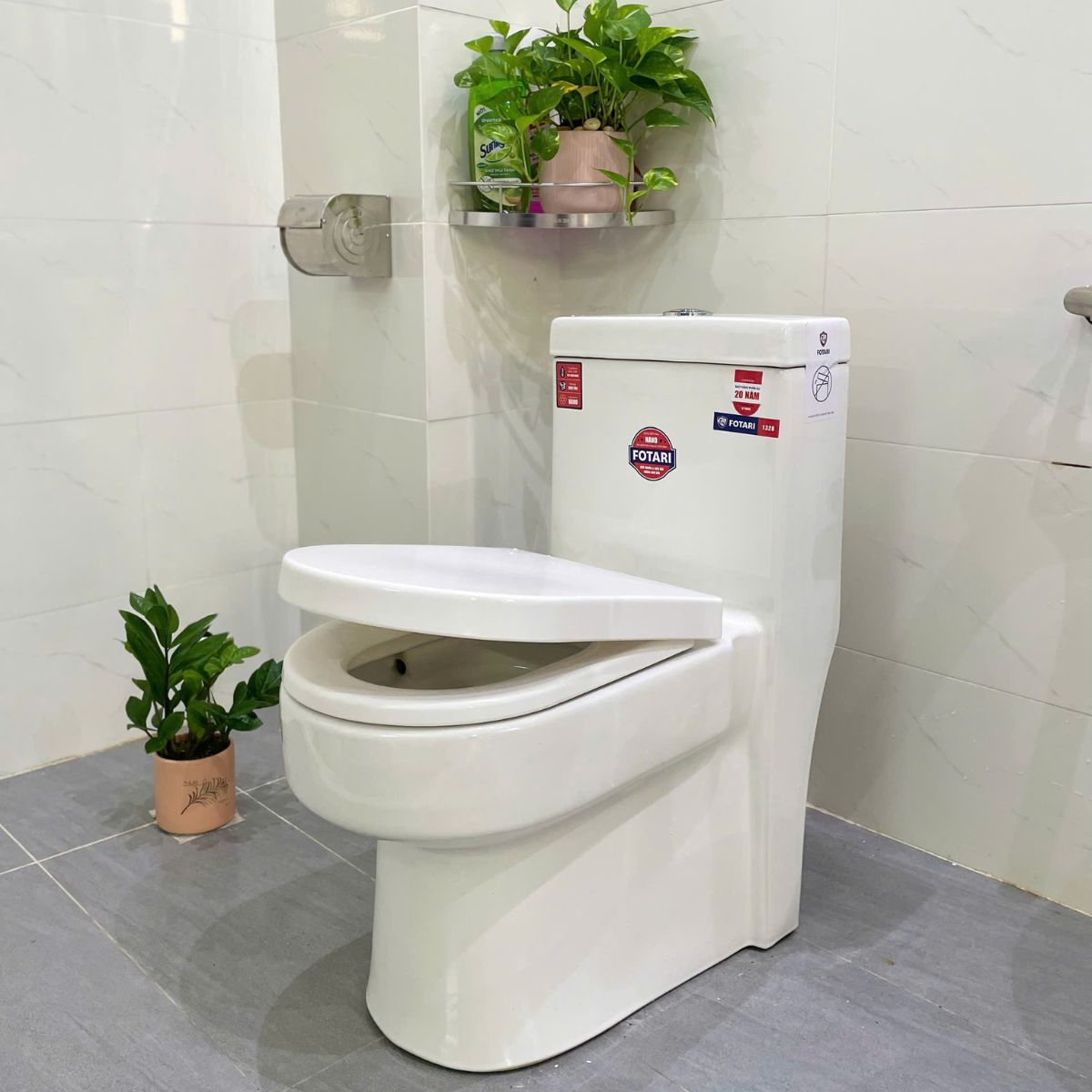 Ảnh chụp thực tế bồn cầu sứ liền khối 1330