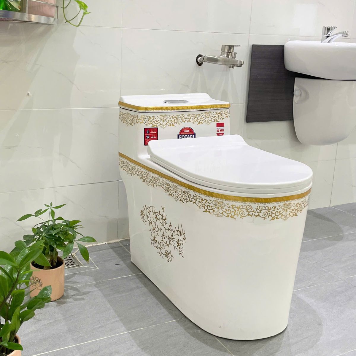 Ảnh chụp thực tế bồn cầu sứ liền khối 1388