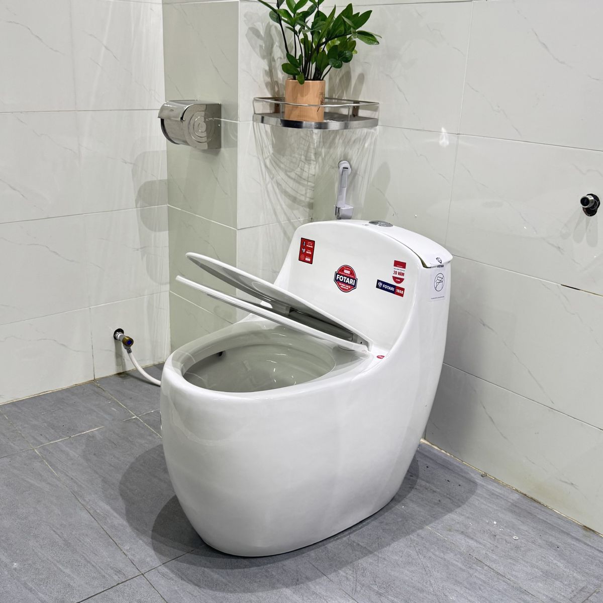 Bồn Cầu Sứ Fotari 1 Khối Nano Ceramic Model 1668