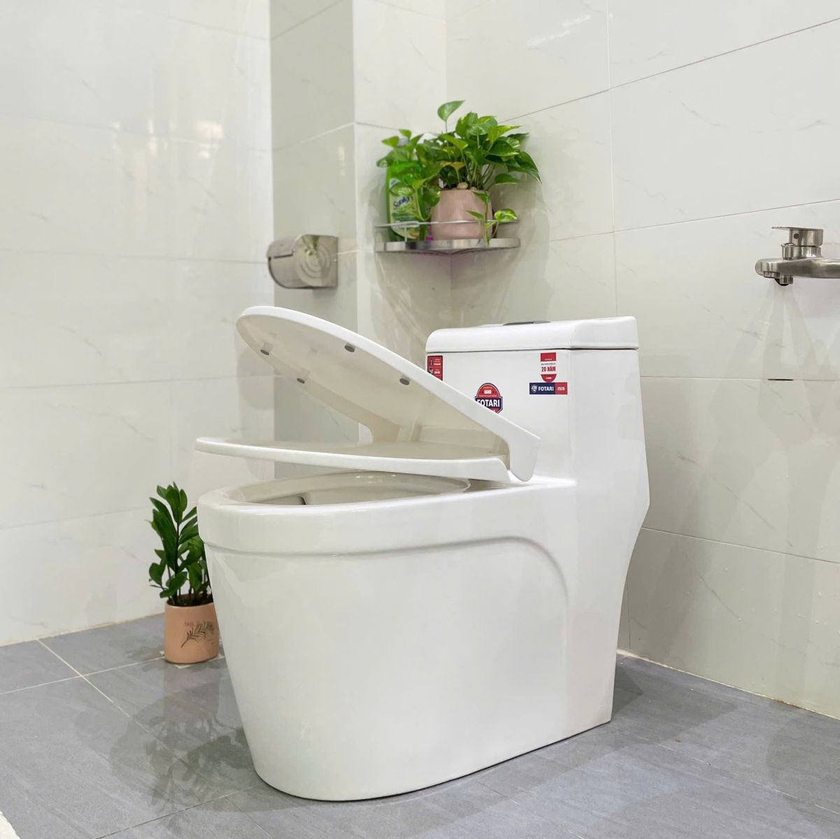 Ảnh chụp thực tế bồn cầu khối sứ Fotari 2526